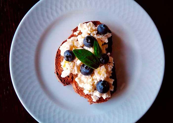 Tosta de queso crema con arándanos